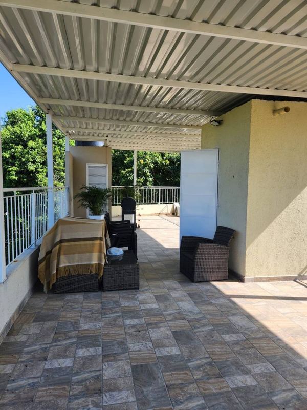 Fully equipped dining area