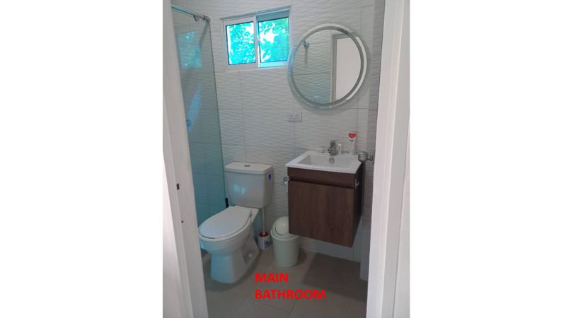 Main bathroom with a window onto the greenery